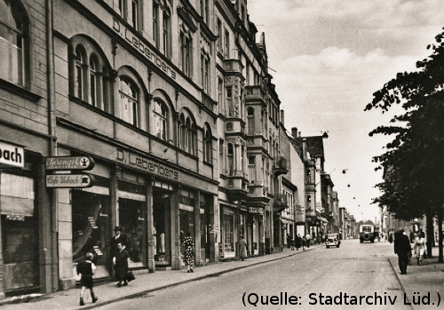 Foto: Eine Lüdenscheider Geschäftsstrasse. Ein Geschäft mit dem Schriftzug 'D. Lebenberg'